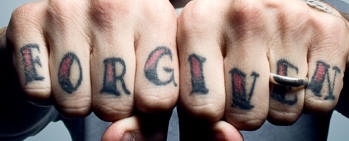 手指彩色黑暗风格字母纹身图片