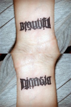 手腕漂亮的黑色花体字纹身图案