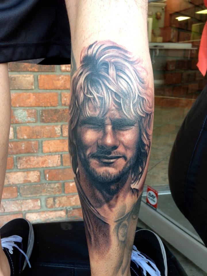 腿部棕色男士肖像纹身图案