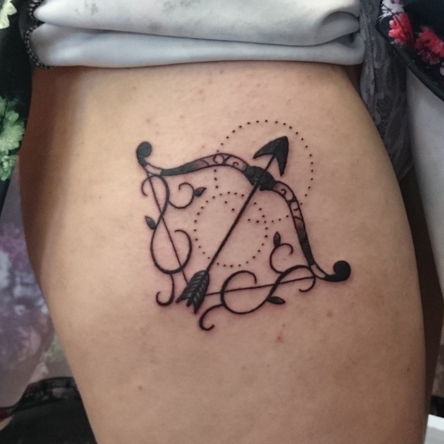 大腿黑色藤蔓和弓箭纹身图案