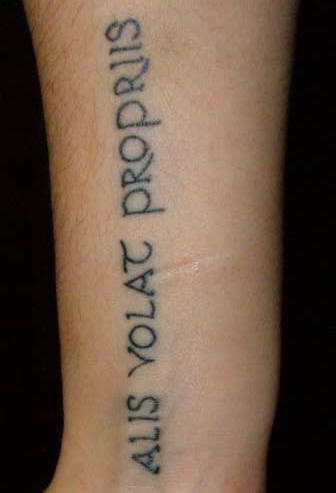 手臂拉丁文字母纹身图案