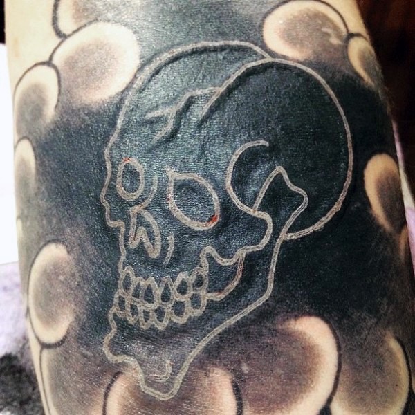 腿部个性小白墨水骷髅纹身图案
