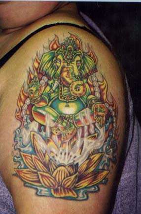 肩部彩色火焰甘尼萨莲花纹身图案