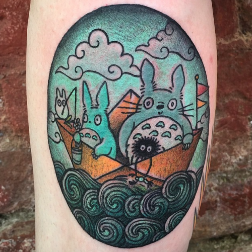 腿部彩色可爱的龙猫在纸船上纹身图案