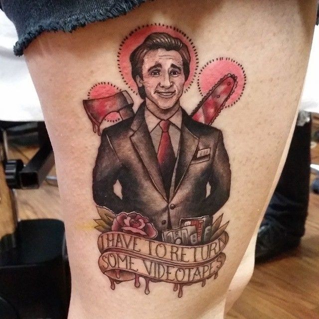 大腿卡通男性肖像与斧子字母纹身图案