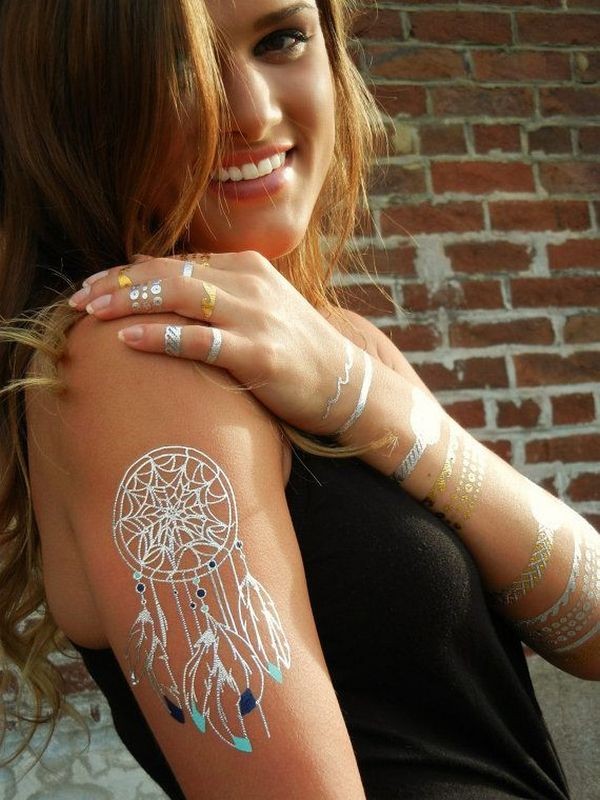 白色墨水风格的捕梦网肩膀纹身图案