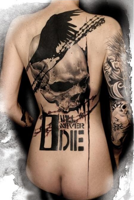 背部有趣的神秘字母和乌鸦骷髅黑白纹身图案