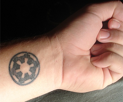 黑白手腕纹身图案