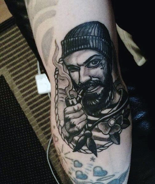手臂old school手绘黑灰吸烟水手纹身图案