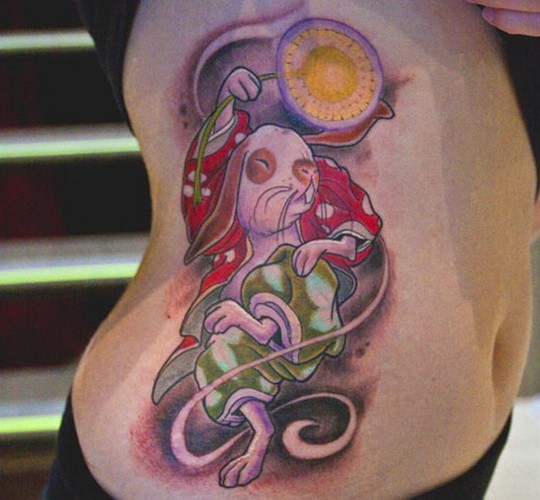 腰部彩色的兔子与扇子纹身图案