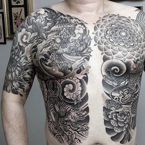 半甲日本传统黑白老虎花朵和骷髅纹身图案