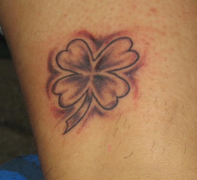 黑灰风格四叶草纹身图案