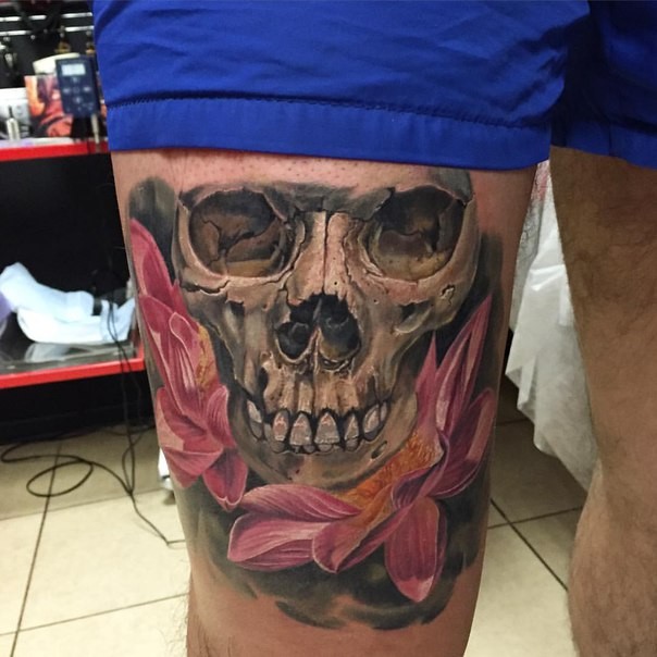 大腿写实风格彩色骷髅与美丽的花朵纹身图案