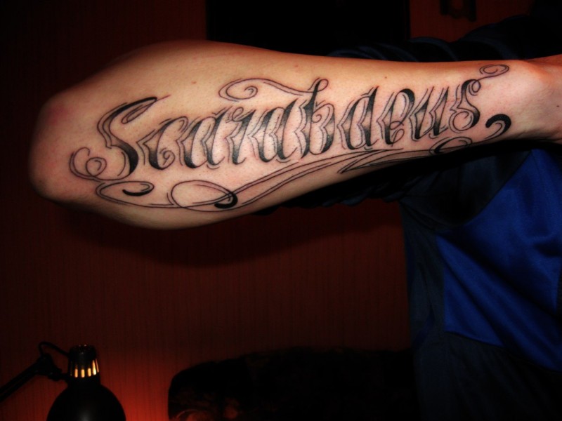 手臂拉丁文黑色字母纹身图案