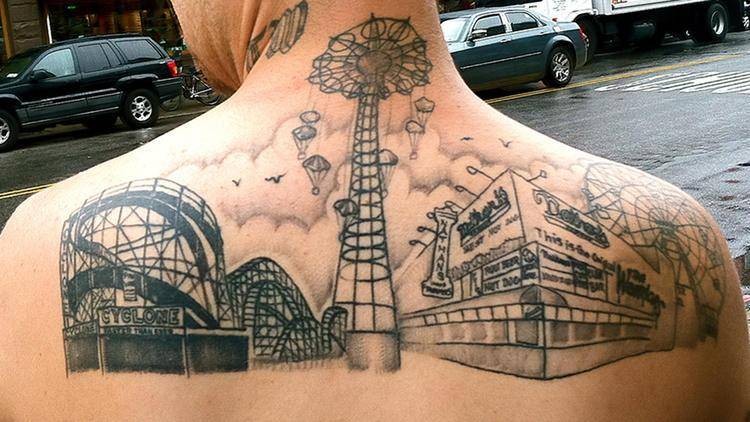 背部黑灰旧游乐场建筑纹身图案