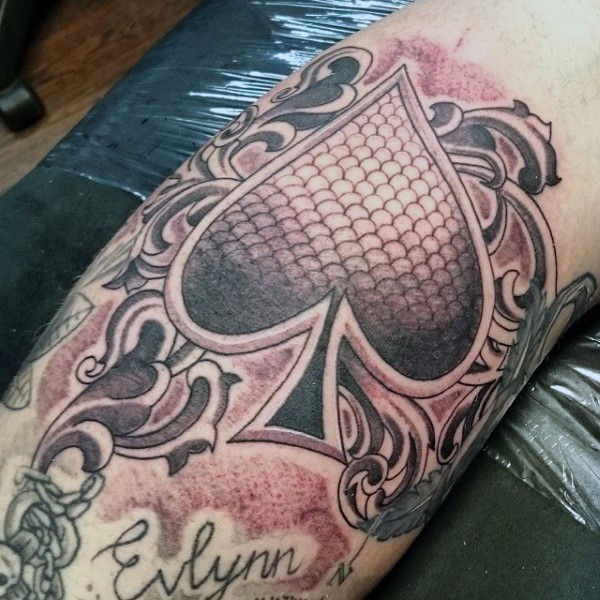 简单的黑灰黑桃符号与字母纹身图案