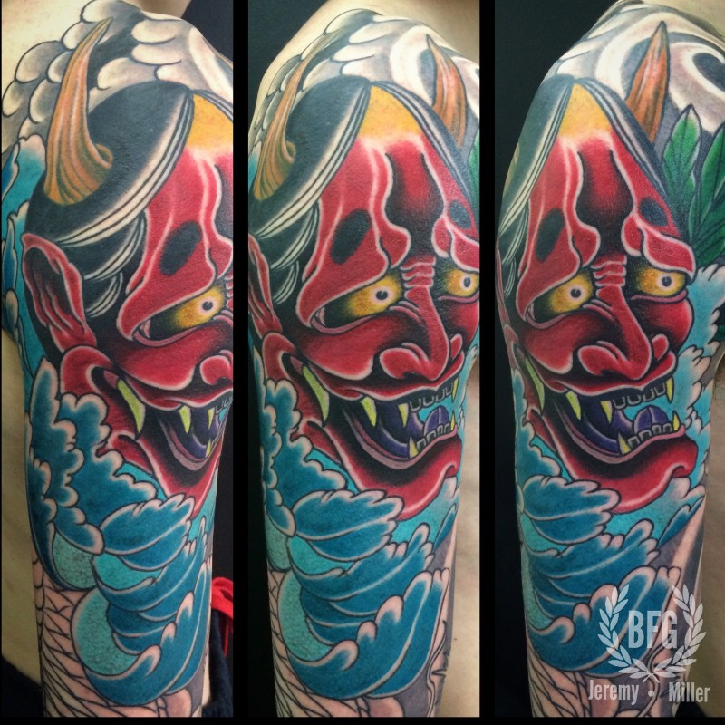 手臂红色的般若与蓝色牡丹花纹身图案