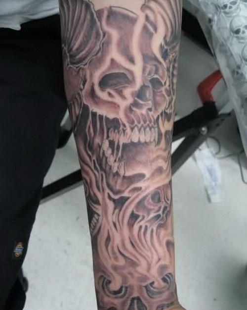 男性手臂愤怒的骷髅纹身图案