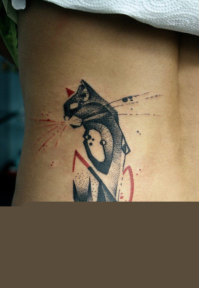 可爱的黑色和红色几何猫侧肋纹身图案