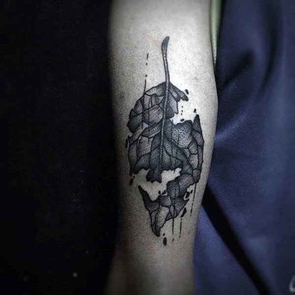 手臂破碎的一片叶子纹身图案