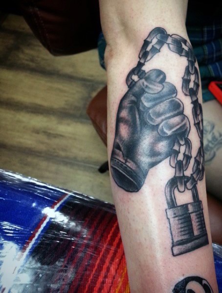 手臂不寻常的黑色链条锁纹身图案