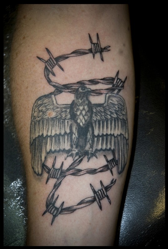 黑灰荆棘刺和鹰纹身图案