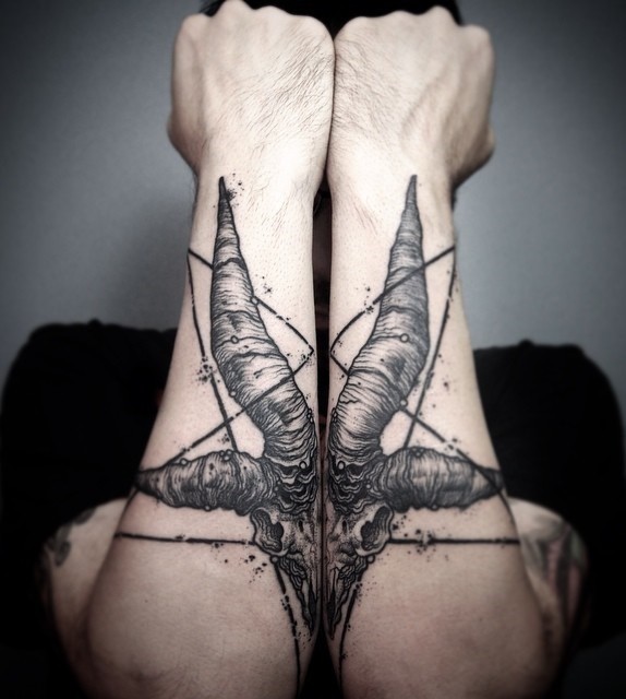 手臂雕刻风格黑色山羊头骨恶魔纹身图案