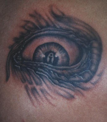 背部可怕的兽兽眼球纹身图案