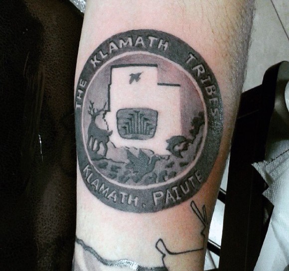 令人惊叹的黑色圆形币结合鹿和字母纹身图案