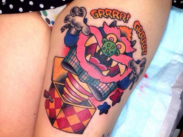 大腿彩色有趣的恐怖卡通玩具和字母纹身图案