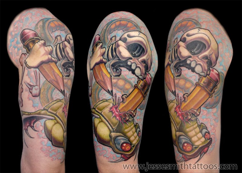 肩部有趣设计的彩色骷髅和铅笔纹身图案