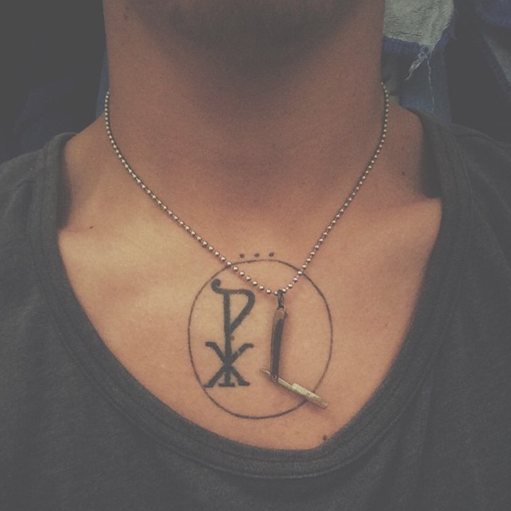 胸部Chi Rho特殊的宗教象符号纹身图案