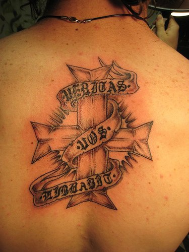 拉丁文字和十字架纹身图案