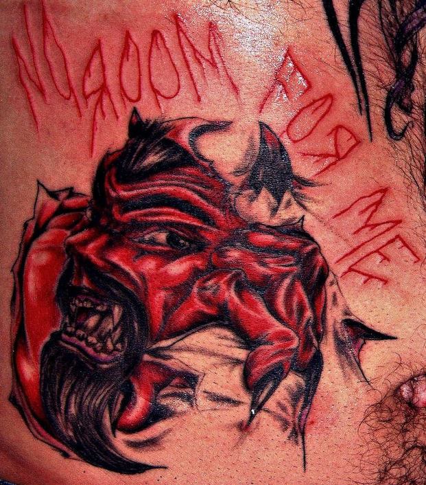 血腥的红色恶魔皮肤撕裂纹身图案