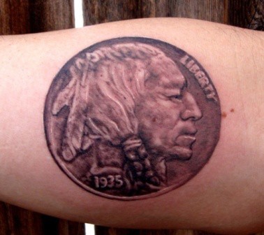 手臂棕色古钱币纹身图案