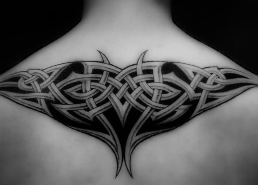 背部黑色的编织凯尔特图腾纹身图案