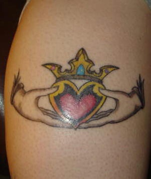 手和心形皇冠纹身图案