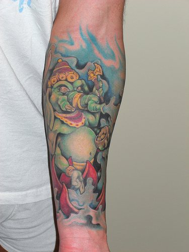 手臂彩色印度甘尼萨纹身图案