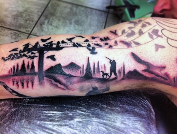 大臂黑灰风格猎人射击鸟类纹身图案