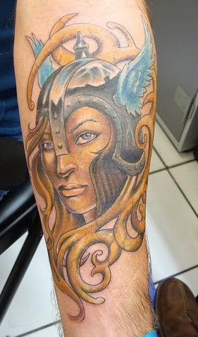 美丽的金发碧眼维京女战士纹身图案