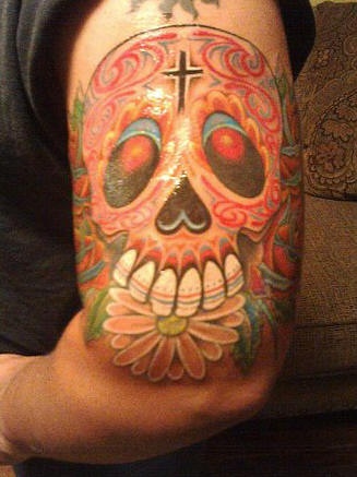 手臂骷髅花朵彩色纹身图案
