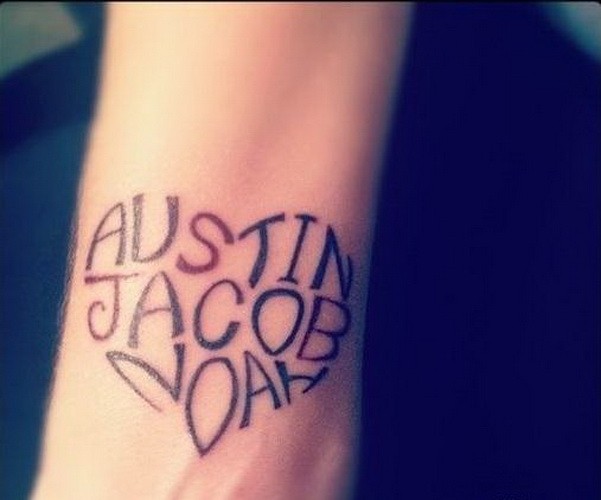 手臂英文字母组合的心形纹身图案