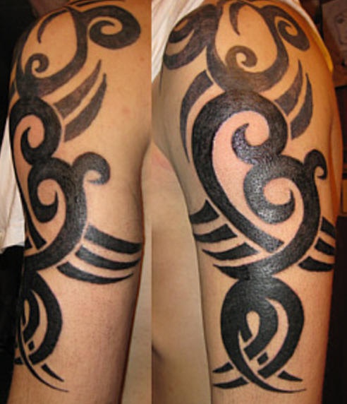 肩部黑色宽卷曲图腾纹身图案