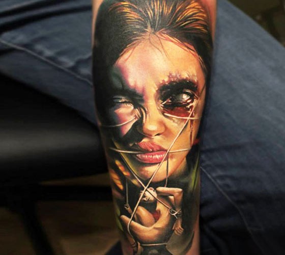 手臂彩色恐怖风格的怪物女人纹身图案