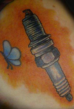 汽车火花和蝴蝶纹身图案