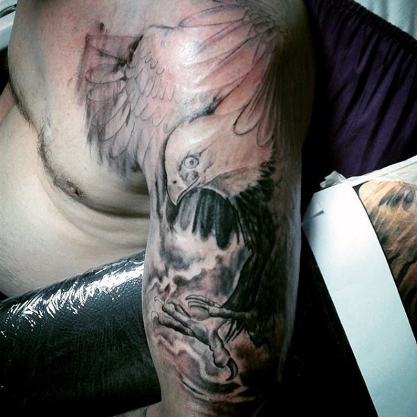 大臂非常细致的鹰纹身图案