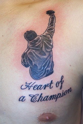 胸部黑灰影视人物纹身图案