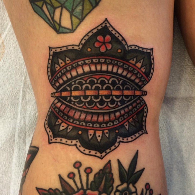 腿部彩色old school门铰链纹身图案