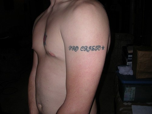 肩部黑色手臂字母纹身图案