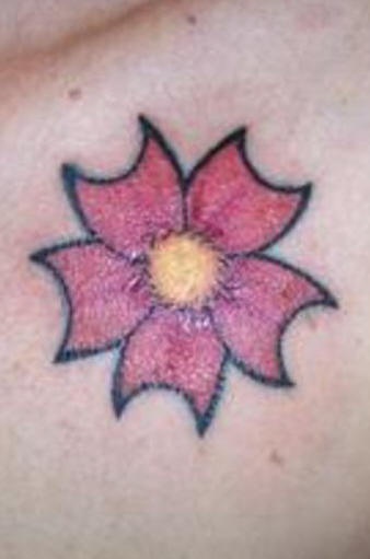 背部红色的花朵和锐利的边缘纹身图案